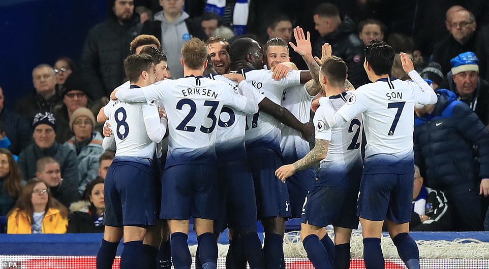 墨西哥一处世界杯训练场地状况百出：一角长满了树，边线是弯的