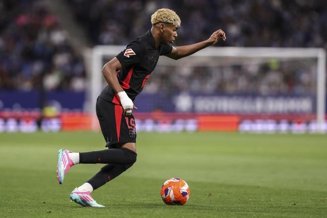 狼队主帅：三个丢球如孩童游戏般白送曼联